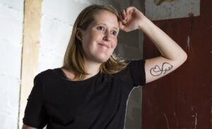 Vrouw Karina poseert met tattoo dochter Julia